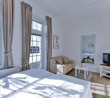 Appartement-5-mit-suedbalkon-in-strandnaher-lage-baederstil-villa-in-wenningstedt-sylt *