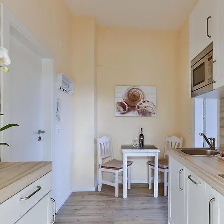 Appartement-5-mit-suedbalkon-in-strandnaher-lage-baederstil-villa-in-wenningstedt-sylt 文尼斯塔特